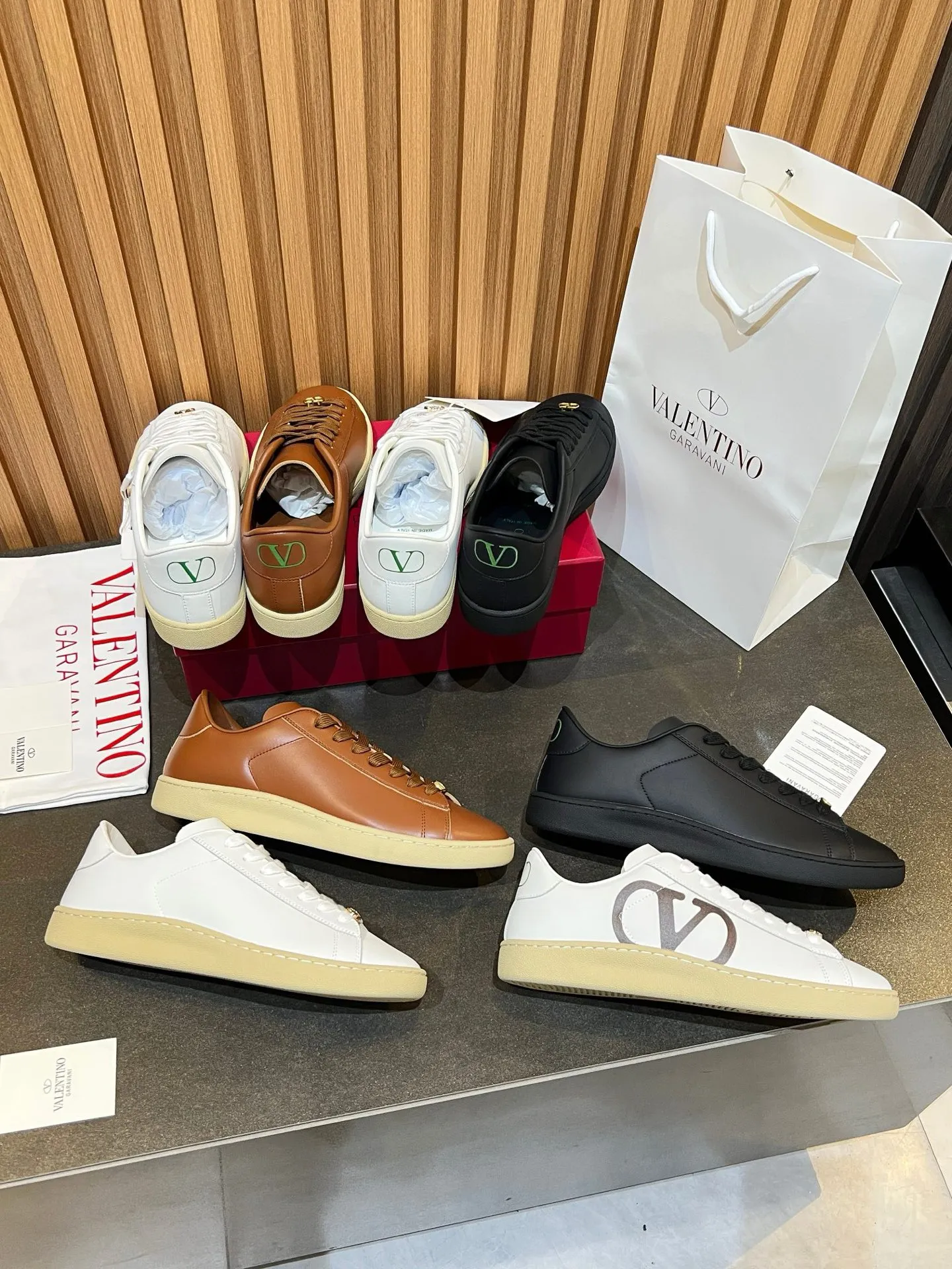 [Valentino] P: 640💰 Couple style, size: women 35-40▪️men 39-44 (45. Customized) Valentino VLTN casual shoes 2025 latest moral training shoes I can't put it down. Seiko details of cowhide sneakers, retro fashion, simple and advanced, casual matching. 1:1 restoration! Top luxury masterpiece, lace-up design, soft and comfortable imported calfskin brings excellent and elegant texture and excellent foot comfort. Top purchasing version upper: imported calfskin surface/original oil edge process + printing process. Inner lining: water-dyed cowhide lining. Outsole: original development 𝐓𝐏𝐔 two-color combination outsole. Packaging: full package with original configuration.